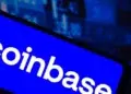 El logo de Coinbase en un teléfono móvil.