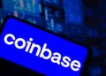 El logo de Coinbase en un teléfono móvil.