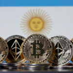 monedas de bitcoin y ETH frente frente la bandera de Argentina.