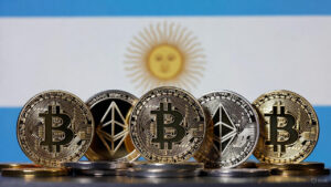 monedas de bitcoin y ETH frente frente la bandera de Argentina.