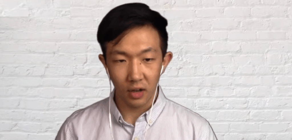 El analista Dennis Liu dando una entrevista.