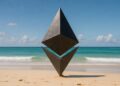Logo de Ethereum en la playa.