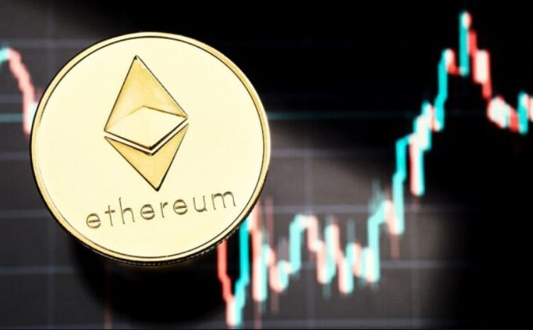 Moneda física de Ethereum dorada sobre gráficos de mercado.