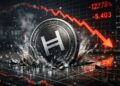 Moneda física de Hedera hundiéndose y rompiendo una superficie con gráficos financieros, mientras un gráfico rojo descendente al fondo.