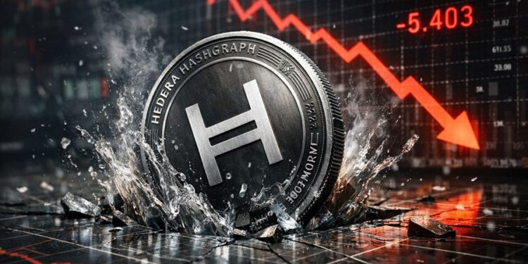 Moneda fรญsica de Hedera hundiรฉndose y rompiendo una superficie con grรกficos financieros, mientras un grรกfico rojo descendente al fondo.
