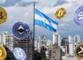 Ciudad con una bandera izada de Argentina y criptomonedas flotando alrededor