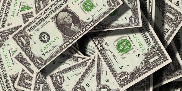 Fotografía de billetes de 1 dólar apilados unos sobre otros.