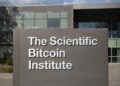 Imagen de un cartel que dice The Scientific Bitcoin Institute, y detrás se ve borroso un instituto.