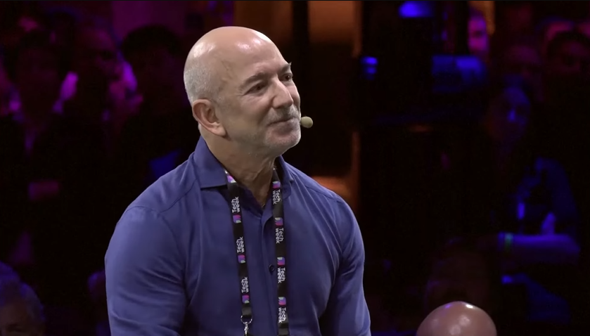 Imagen de Jeff Bezos en una conferencia.
