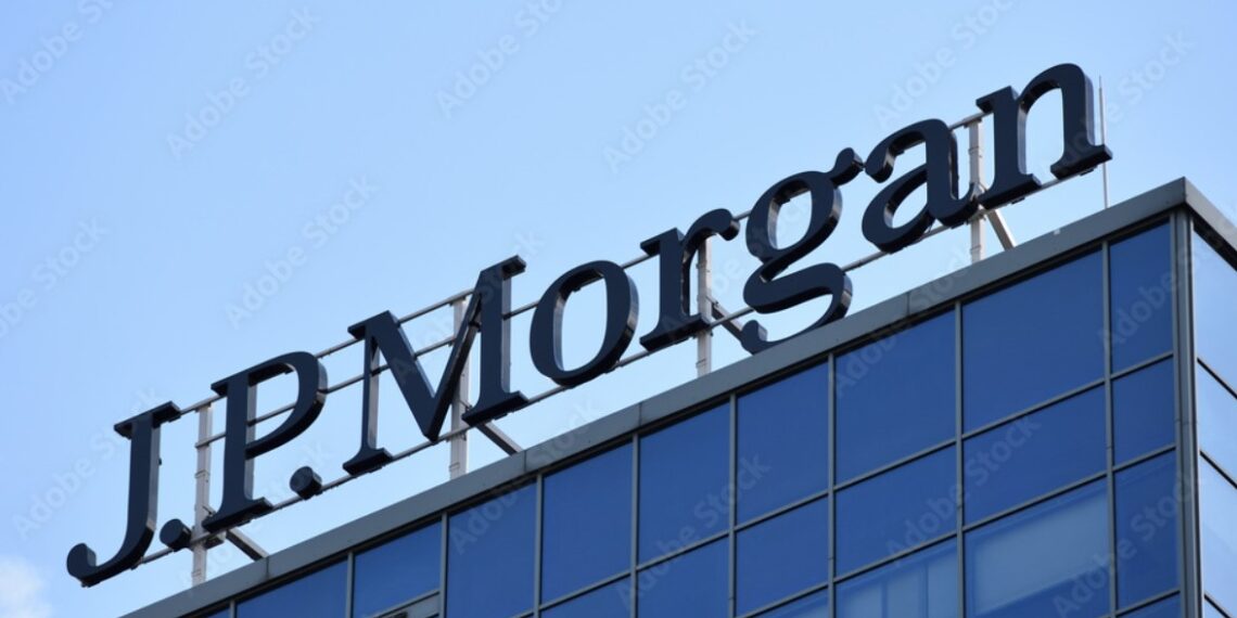 Fotografía de letrero de JP Morgan en un edificio.