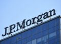 Fotografía de letrero de JP Morgan en un edificio.
