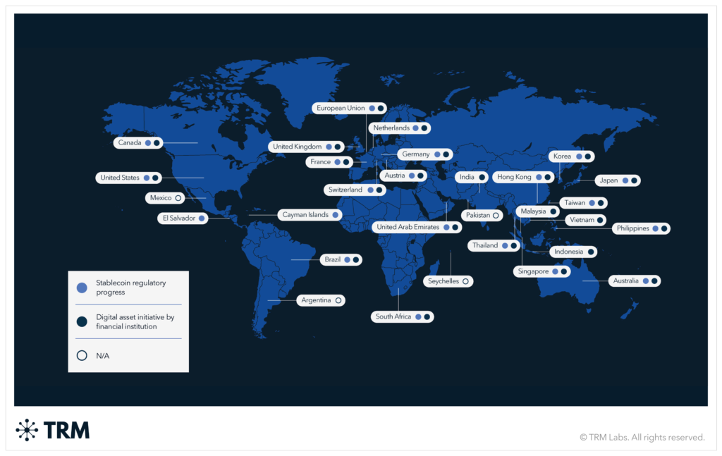 Mapa mundo en color azul que indica los países que tienen regulaciones sobre criptomonedas.