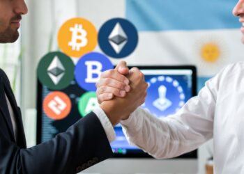 Unas manos tomándose como un acuerdo con detrás criptomonedas y la bandera argentina.