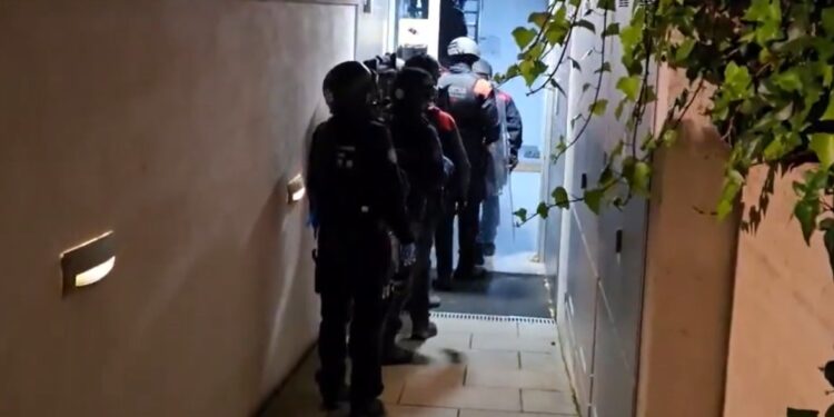 Oficiales de Policía realizando un operativo.