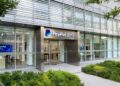 Agencia bancaria de "PayPal Bank" con el logo clásico de PayPal en azul seguido de "Bank" en blanco.