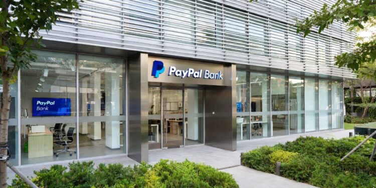 Agencia bancaria de "PayPal Bank" con el logo clรกsico de PayPal en azul seguido de "Bank" en blanco.