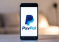 Smartphone muestra el logo de PayPal.