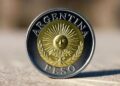Foto de una moneda del peso argentino.