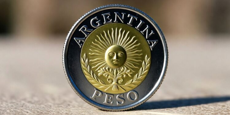 Foto de una moneda del peso argentino.