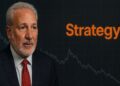Peter Schiff y al fondo un gráfico financiero descendente y la palabra ‘Strategy’ en color naranja.