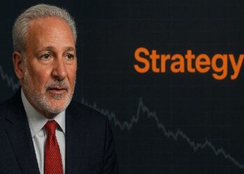 Peter Schiff y al fondo un gráfico financiero descendente y la palabra ‘Strategy’ en color naranja.