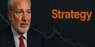 Peter Schiff y al fondo un gráfico financiero descendente y la palabra ‘Strategy’ en color naranja.