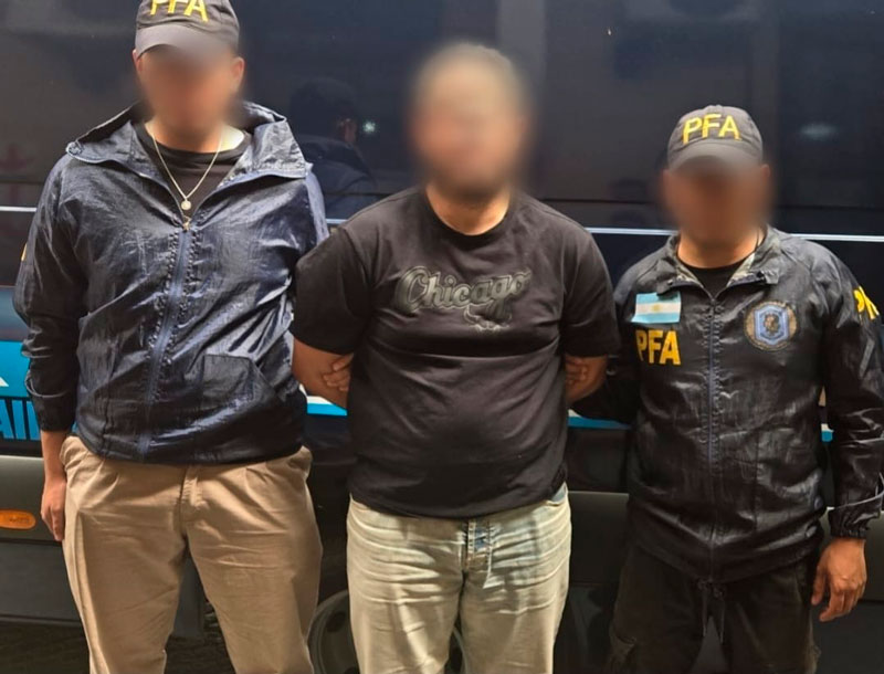 Foto de hombre detenido por la policía argentina en caso de estafa con criptomonedas.