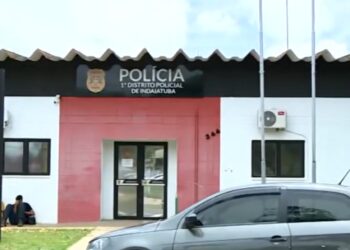 Parte delantera de una estación de policía.