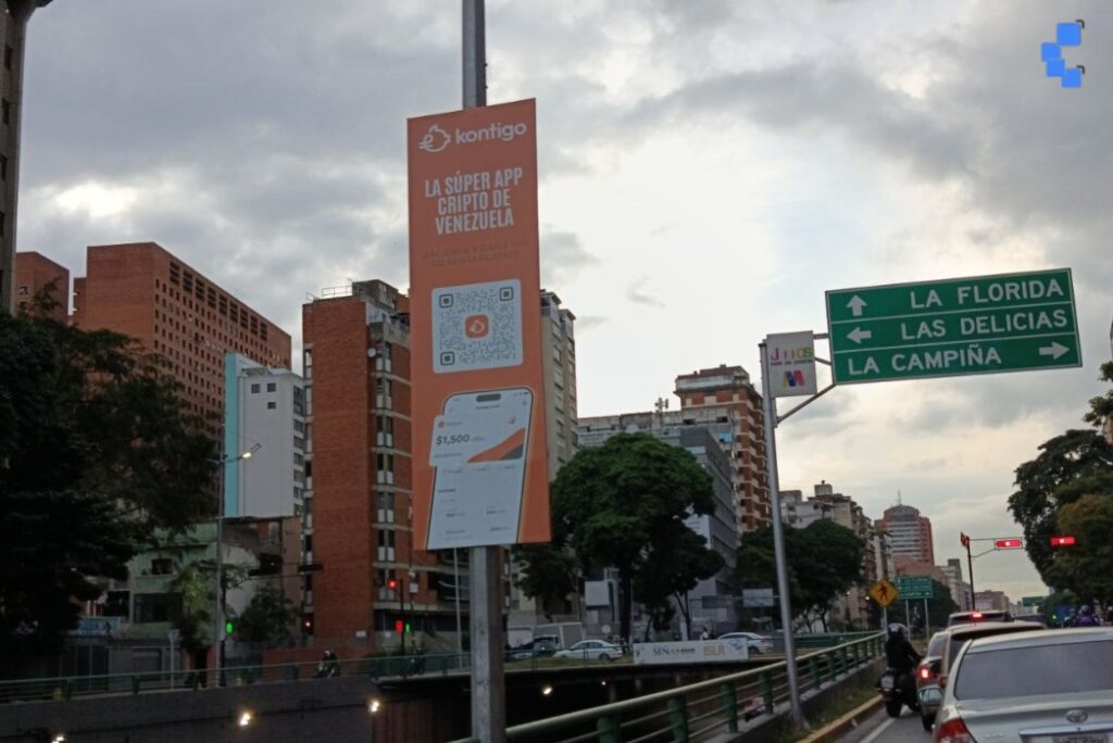 Fotografía a un cartel publicitario de Kontigo en Caracas.