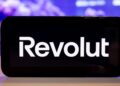 Un celular que muestra el logo de Revolut.