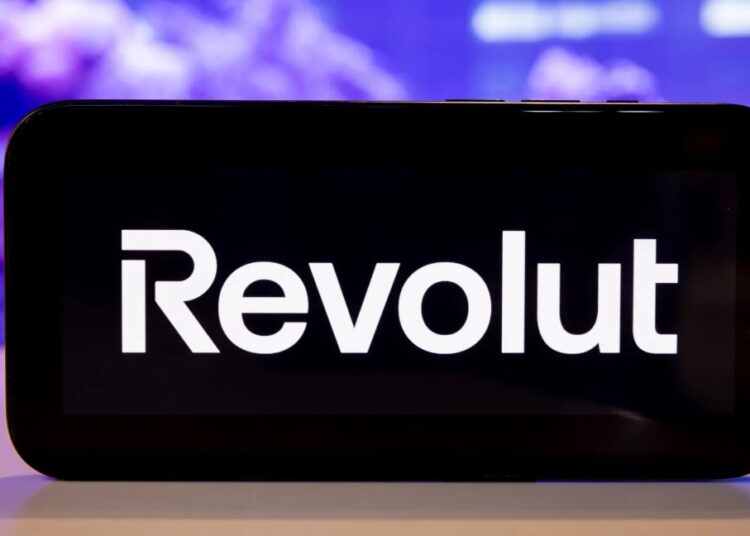 Un celular que muestra el logo de Revolut.