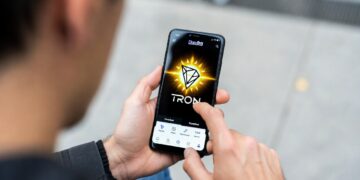 Una persona usando Revolut y TRON en el celular.