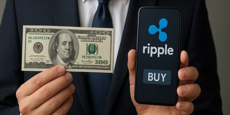 Empresario sostiene un billete de 100 dรณlares mientras muestra un telรฉfono mรณvil con el logo de Ripple y un botรณn de โcomprarโ.