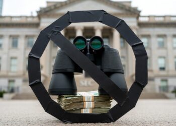 Binoculares y dinero con símbolo de prohibido, y detrás la SEC.