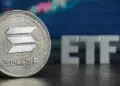 Una moneda física de solana junto a las letras ETF.