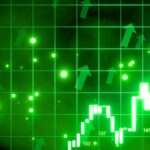 Grรกfico de velas y flechas verdes.