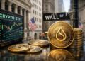 Monedas físicas de la criptomoneda SUI frente a Wall Street, con pantalla de ETF de criptomonedas y la Bolsa de Nueva York al fondo.