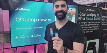 Tobías Frieder con una de las tarjetas de Offramp.