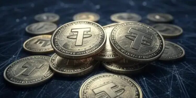 Monedas físicas de USDT sobre un escritorio.