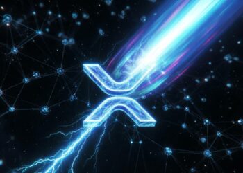 El logo de XRP en 3D, brillando intensamente con luz azul neón, se transforma en un poderoso rayo relámpago que atraviesa la escena a velocidad supersónica hacia la derecha.