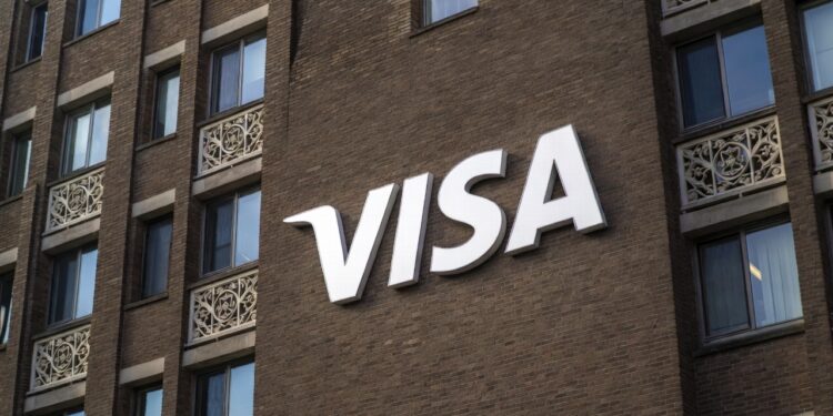 Edificio con el logo de Visa.