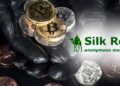Manos con guantes sosteniendo bitcoins físicos y al lado el logo de Silk Road.