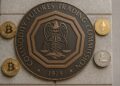Logo de la CFTC junto a criptomonedas alrededor.