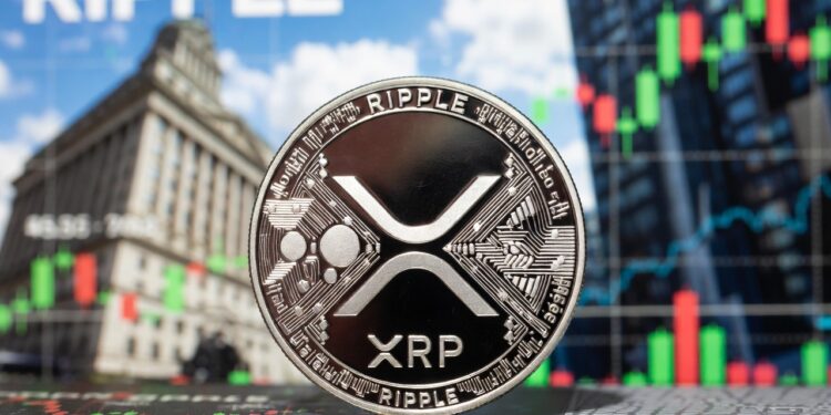 Moneda física de XRP en primer plano e imágenes típicas de Wall Street en el fondo.