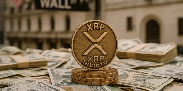Moneda física de XRP dorada sobre billetes de dólares y el letrero de Wall Street.