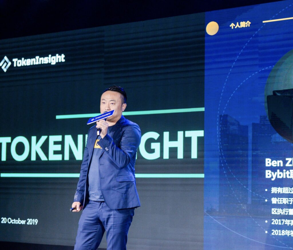 Ben Zhou, cofundador y CEO de Bybit, hablando en el escenario del evento TokenInsight.