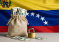 Una bolsa de dólares con un candado al lado y de fondo la bandera de Venezuela.
