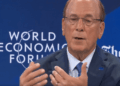CEO de BlackRock Larry Fink conversando en Davos. sede del Foro Econรณmico Mundial.