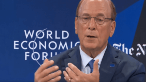 CEO de BlackRock Larry Fink conversando en Davos. sede del Foro Económico Mundial.