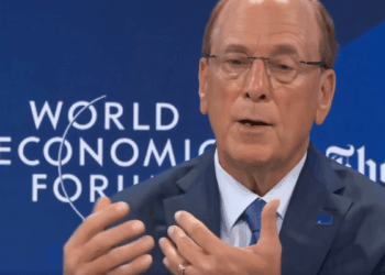 CEO de BlackRock Larry Fink conversando en Davos. sede del Foro Económico Mundial.